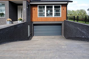 Haus mit Tiefgarage und Grauem Tor