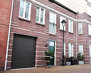 Backsteinhaus mit Schwarzer Garage